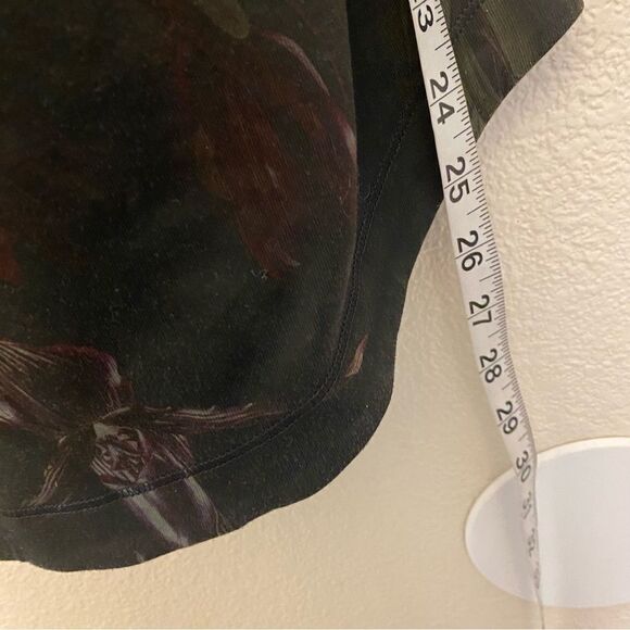 Lululemon Atma Tank Midnight Iris Multi Black floral print size 8/10 - Picture 11 of 13